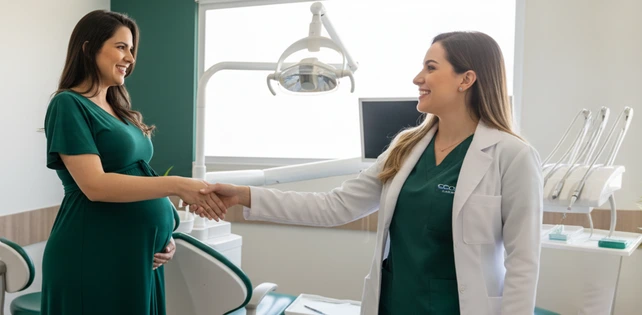 Uma mulher brasileira de 35 anos grávida e cumprimentando uma dentista mulher de 30 anos em um consultório odontológico para ter uma gravidez sem gengivite.