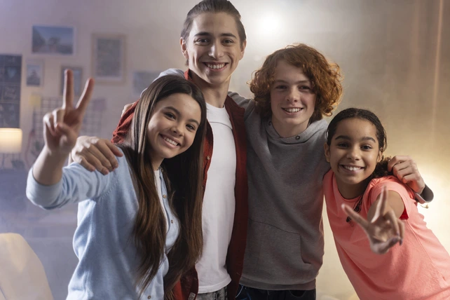 Grupo de adolescentes sorrindo para ilustrar um artigo sobre Odontohebiatria.