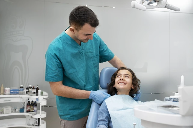 Menino no consultório sem medo de dentista.