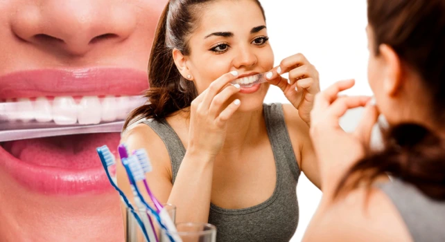 Mulheres usando fitas clareadoras de dente.