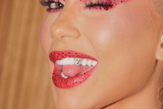 Virginia Fonseca exibe piercing dental com o número "7" em homenagem ao namorado Vini Jr.