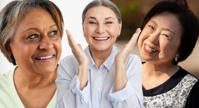 Mulheres sorrindo com saúde bucal na menopausa.