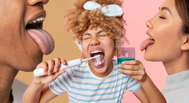 Mulher fazendo a higiene da língua.