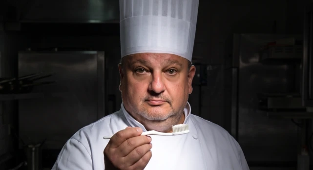 Erick Jacquin segurando uma escova de dentes.